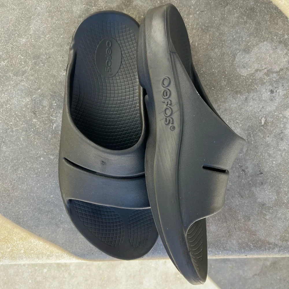 OOFOS Black Comfort Slides